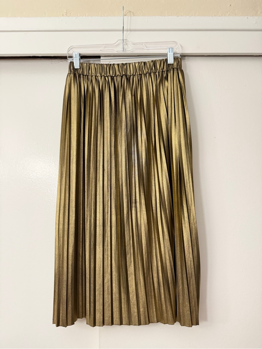 Francesca's Collections Metallic Gold Pleated Midi Skirt
